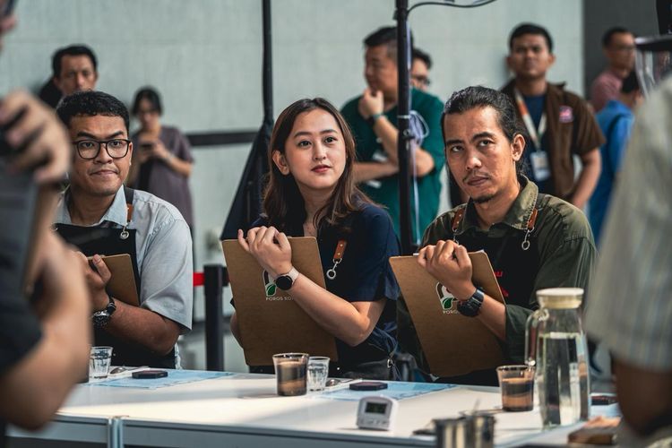Senior Manager CPE Starbucks Indonesia Felicia Andrean sebagai salah satu juri ajang kompetisi. 