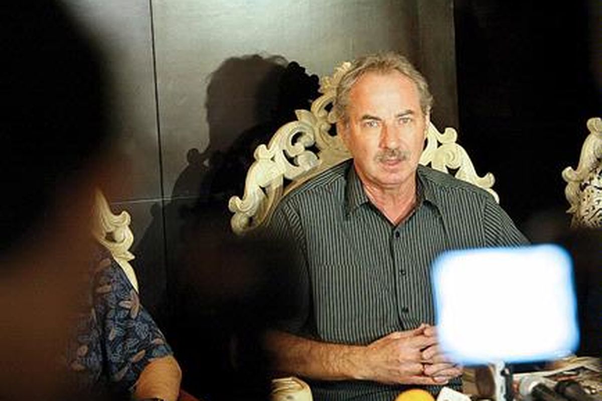 Mantan pelatih tim nasional sepak bola Indonesia, Alfred Riedl, memberikan keterangan pers mengenai pemberhentian dirinya sebagai pelatih timnas di Jakarta, Jumat (15/7). Ketua PSSI Djohar Arifin Husin mengganti Alfred Riedl dengan pelatih asal Belanda, Wim Rijsbergen.