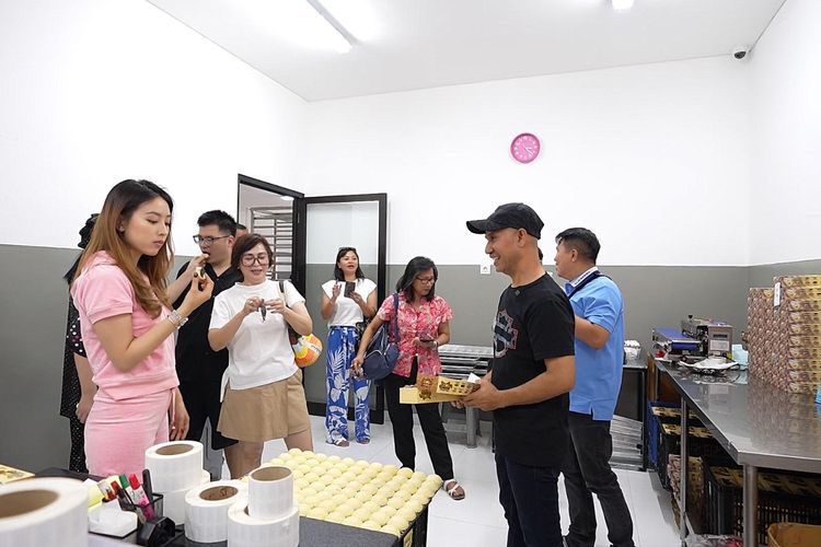 Potret Ajik Krisna dalam proses produksi Serba Ajik.