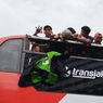 Momen Taufany Muslihuddin Tangkap Baju dan Bola Warga dari Atas Bus lalu Bubuhkan Tanda Tangan