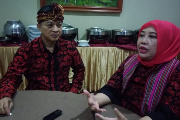 Sekretaris Jenderal  Kementerian Pekerjaan Umum dan Perumahan Rakyat (PUPR) Anita Firmanti (kanan), dan Ketua Komite Nasional Indonesia untuk Bendungan Besar (KNI-BB) Hari Suprayogi (kiri) setelah memberikan kata sambutan dalam Seminar Bendungan Besar Nasional di Lombok, Nusa Tenggara Barat, Jumat (25/5/2018).