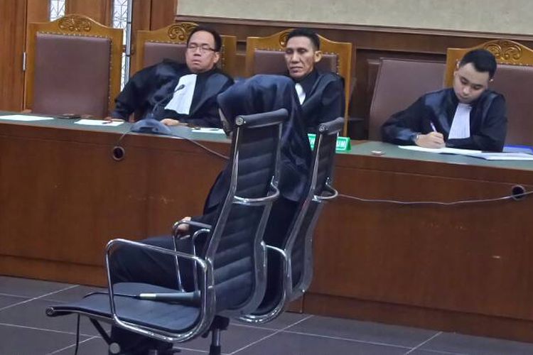 Mantan Gubernur Banten, Atut Chosiyah, mendengar pembacaan tuntutan jaksa di Pengadilan Tipikor Jakarta, Jumat (16/6/2017).