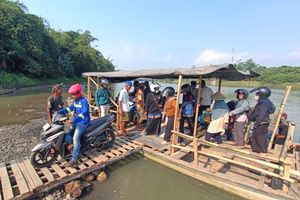 Penutupan Jembatan Serayu Bawa Rezeki Baru, Pekerja Tambang Pasir Banyumas Jadi Operator Perahu, Sehari Raup Rp 100.000