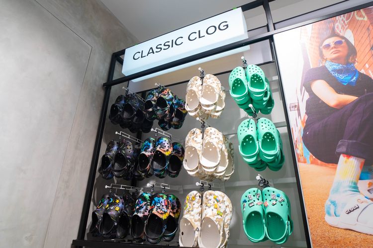 Classic Clog Crocs yang terpajang di toko Crocs di Grand Indonesia, Jakarta Pusat.