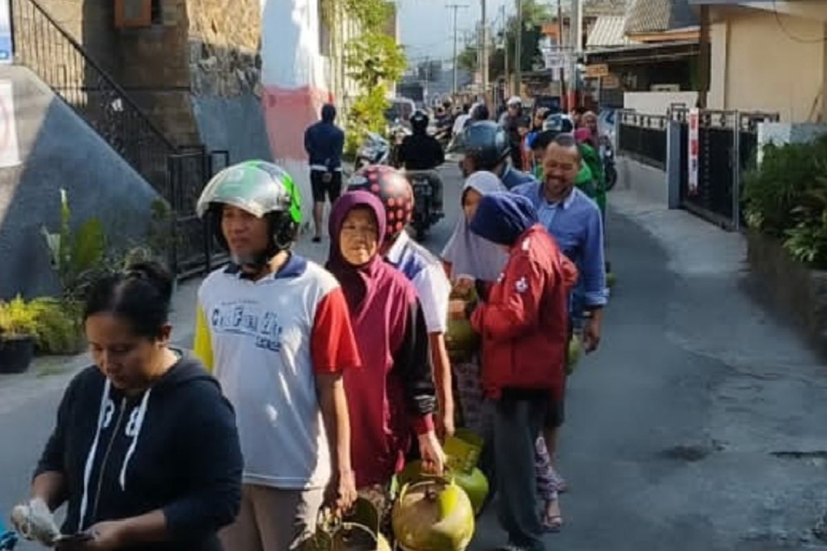 Warga Kota Batu, Jawa Timur terlihat mengantri untuk membeli isi ulang tabung gas LPG 3 kilogram pada Selasa (25/7/2023), pagi. 