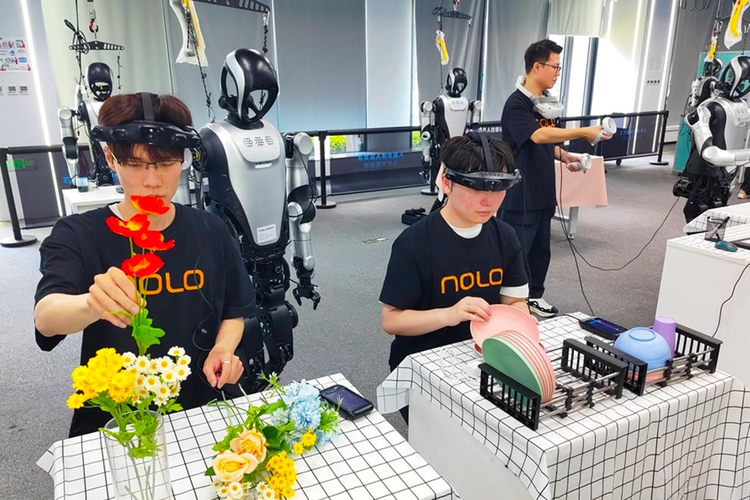Para pelatih data mengumpulkan data mengenai seni merangkai bunga dan penataan peralatan dapur di Pusat Pelatihan Data Robot Humanoid Shijingshan pada 13 Agustus 2026.