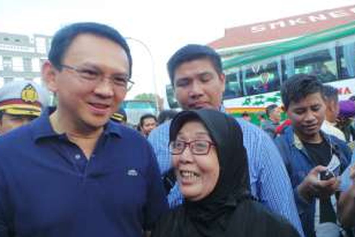 Gubernur DKI Jakarta Basuki Tjahaja Purnama saat meninjau Terminal Rawamangun, Senin (4/7/2016). Ia menyempatkan diri berfoto bersama warga.