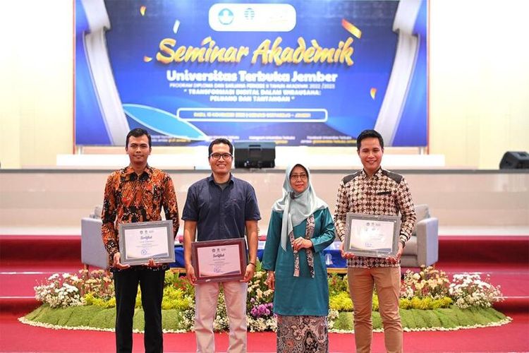 UT Jember menggelar Wisuda Periode II Tahun Akademik 2022/2023. 