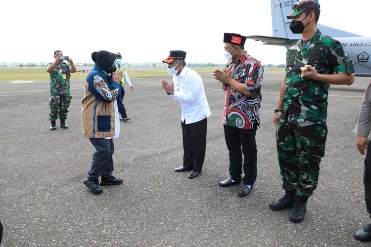 Menteri Sosial RI Tri Rismaharini akrab disapa Risma tiba di Bandara Sultan Malikussaleh, Kabupaten Aceh Utara, Rabu (12/1/2022).