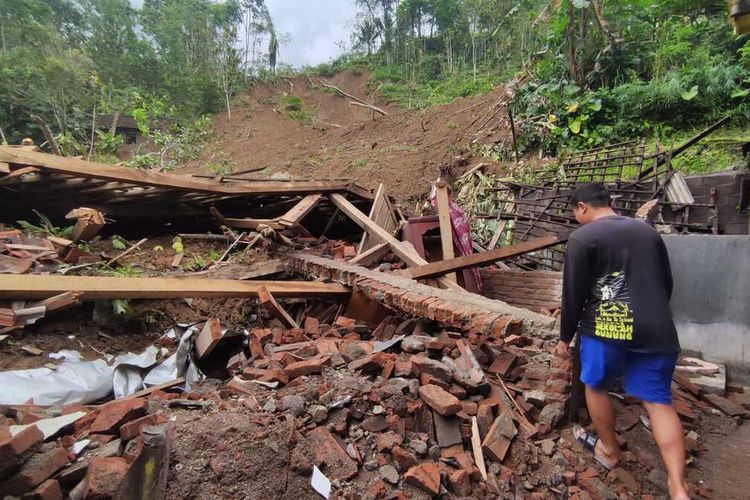 Empat rumah di Desa Sumurup Kecamatan Bendungan Kabupaten Trenggalek, tertimbun longsor, Jumat (21/10/2022).