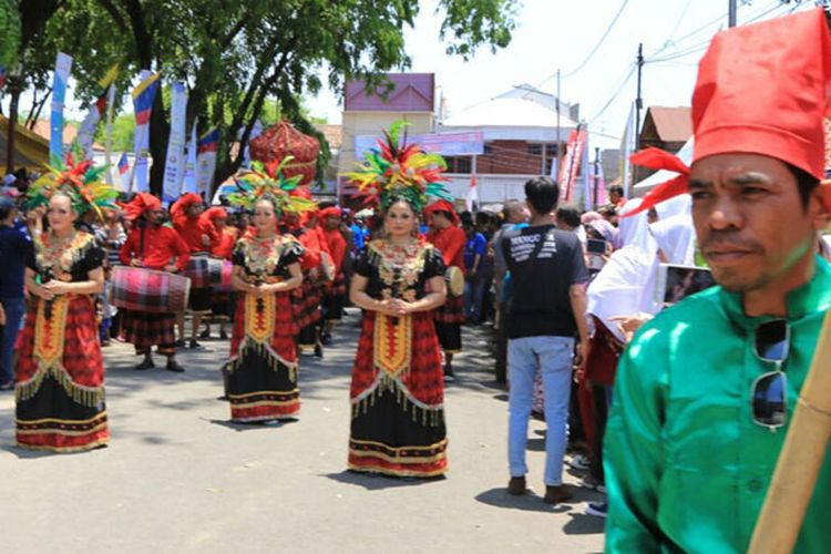 Festival Keraton Nusantara (FKN) XI berlangsung 15-19 September 2017 di kota Cirebon, Jawa Barat yang dimeriahkan dengan gelaran kesenian dan kebudayaan dari 50 kesultanan dan raja-raja yang ikut dalam festival budaya tersebut.