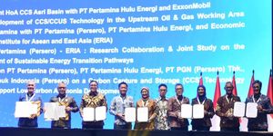 Wakil Direktur Utama Pertamina Oki Muraza Bersama Direktur SPPU Pertamina Emma Sri Martini dan Jajaran Direksi Subholding Pertamina melakukan sesi foto bersama usai Signing For Energy Transition/CCS Topics saat acara 50th IPA Convex Day 2 yang diselenggarakan di ICE BSD, Tangerang, Banten pada Kamis (21/5/2026)
