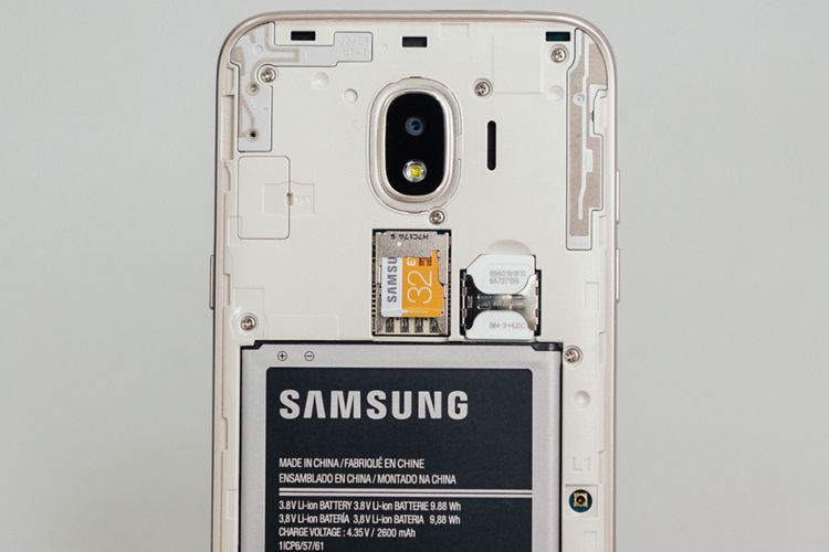 Galaxy J2 Pro (2018) memiliki cover belakang dari plastik yang bisa dilepas. 