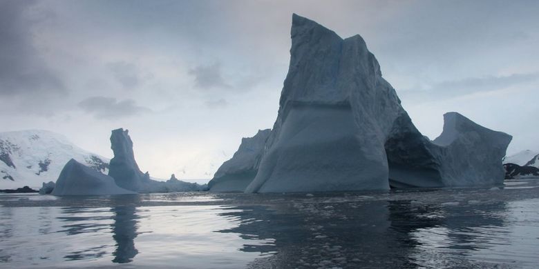 Pada 2015, ilmuwan NASA memperingatkan lapisan es Larsen B di Antartika kemungkinan akan pecah menjadi ratusan gunung es sebelum akhir dekade ini.