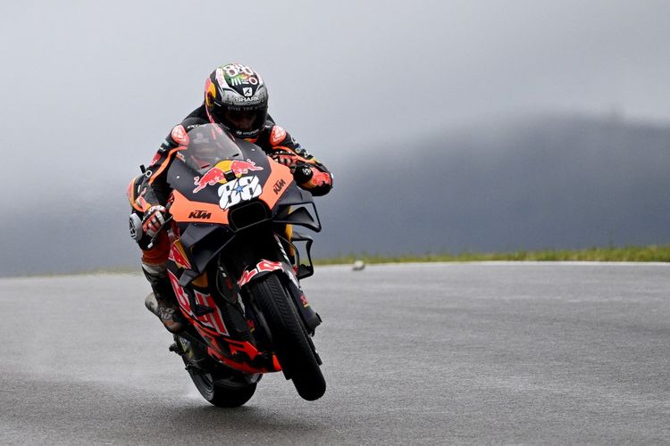 Miguel Oliveira saat berlaga pada MotoGP Portugal 2022. (Photo by GABRIEL BOUYS / AFP)