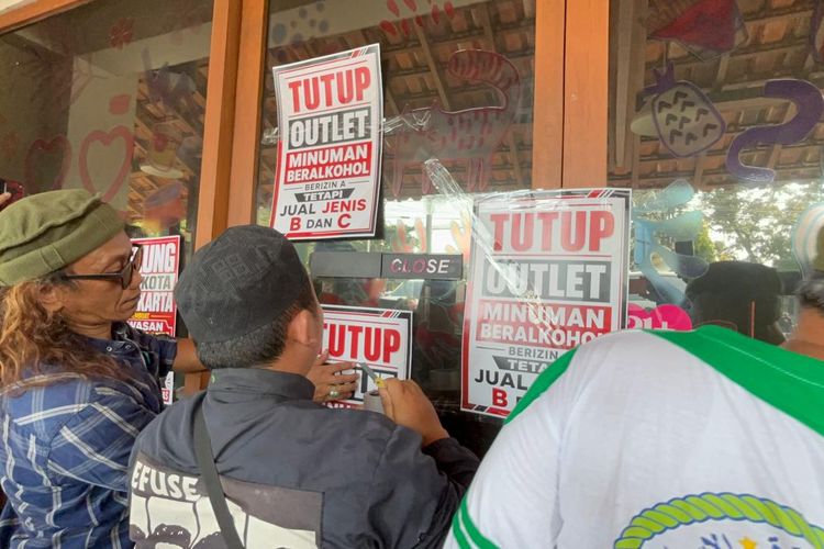 Outlet Minuman Beralkohol Ruang Bahagia di Solo Digeruduk, Massa Desak Tutup Permanen
