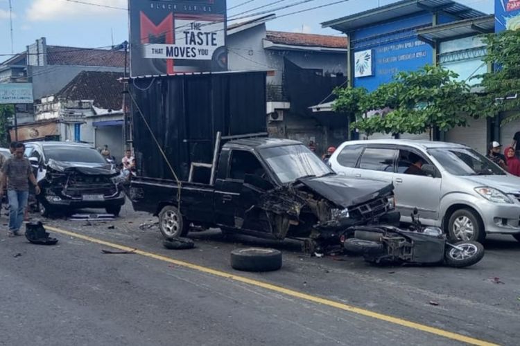 TABRAKAN --Satu orang tewas ditempat dan satu luka berat setelah truk box Indomaret menerobos lampu merah perempatan Pasar Pagotan hingga menabrak tiga sepeda motor dan satu mobil di ruas jalan nasional Madiun-Ponorogo, Desa Pagotan, Kecamatan Geger, Kabupaten Madiun, Jawa Timur, Jumat (23/4/2021) sore