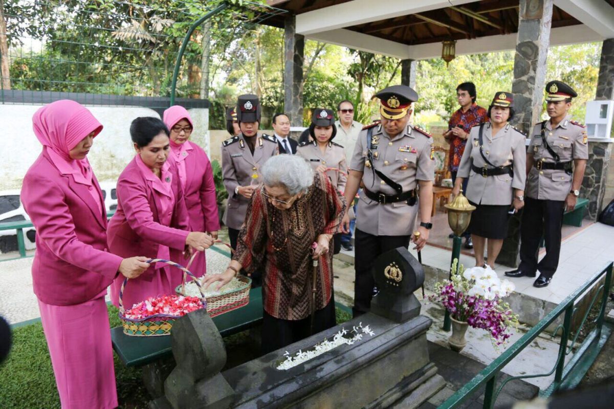 Kapolresta Depok Komisaris Besar Herry Heriawan beserta jajaran pejabat di bawahnya mengunjungi makam mantan Kapolri Jenderal (Purn) Hoegeng Imam Santoso di komplek pemakaman Giri Tama, Desa Tonjong, Bojong Gede, Kabupaten Bogor, Senin (3/7/2017). 