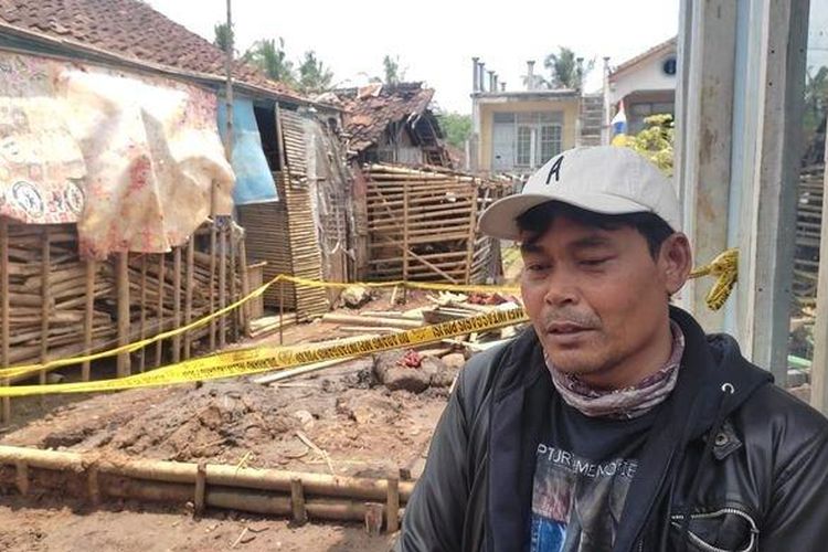 Undang (47) saat diwawancarai Tribunjabar.id di depan lokasi rumahnya yang dirobohkan rentenir, Sabtu (17/9/2022). 