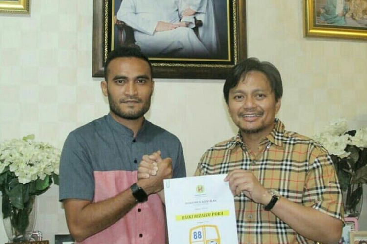 Rizky Pora (kiri) dan manajer Barito Putera Hasnuryadi Sulaiman, usai penandatangan perbaruan kontrak.