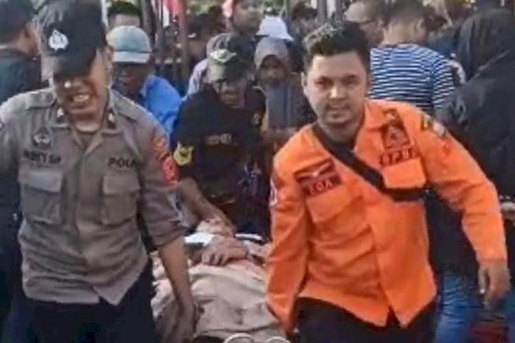 Petugas gabungan mengevakuasi penonton yang pingsan saat menonton acara karnaval yang diselenggarakan sebuah stasiun televisi di Alun-alun Kabupaten Sumedang, Minggu (11/6/2023). Salah satu penonton meninggal pada Senin (12/6/2023).