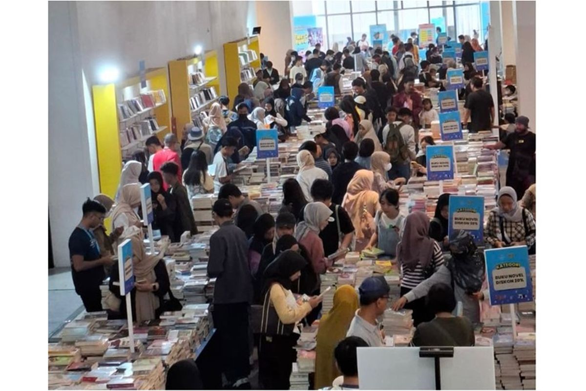 Event Semesta Buku diminati oleh banyak pengunjung. 