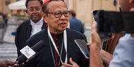 Sambil Menenteng Totebag, Kardinal Suharyo Disambut Hangat di Vatikan Jelang Konklaf