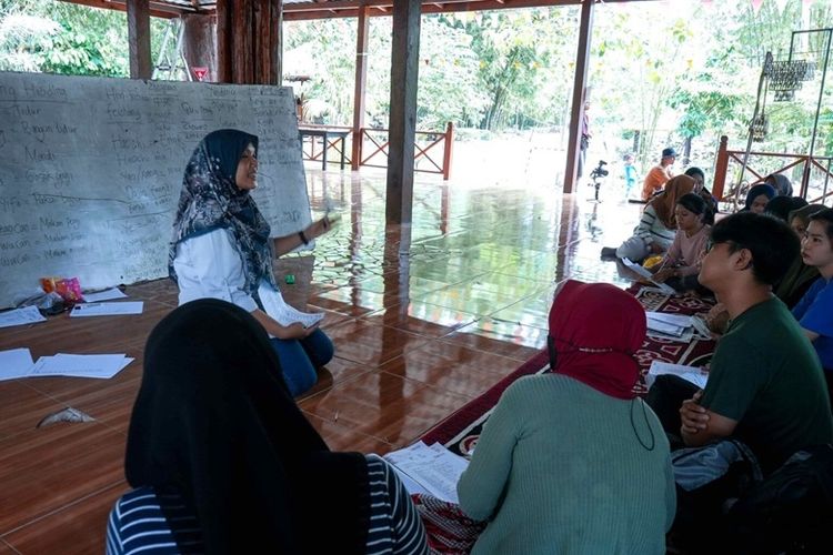 Kegiatan belajar mengajar Bahasa Mandarin di Rumah Literasi Sidaya.