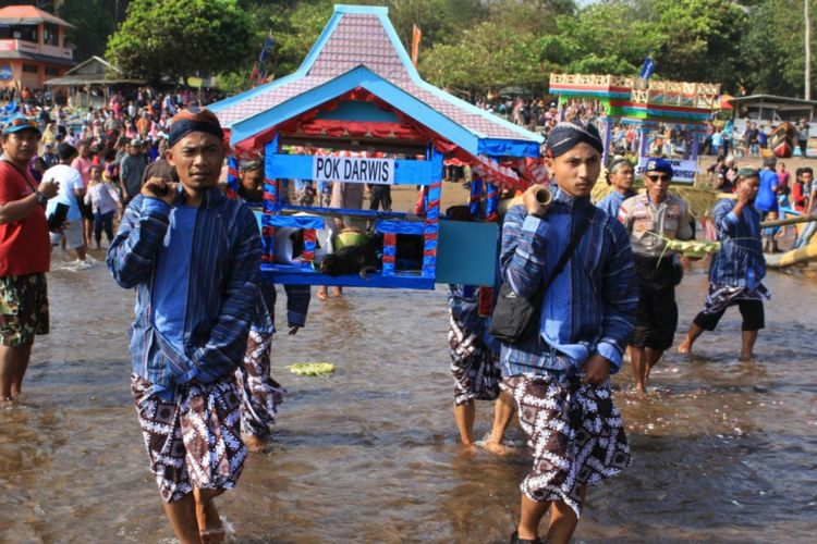 Warga Pantai Baron, Gunungkidul, Menggelar Tradisi Labuhan Untuk Ucapan Syukur  kepada Tuhan dan Menyambut Tahun Baru Hijriah Senin (10/9/2018)