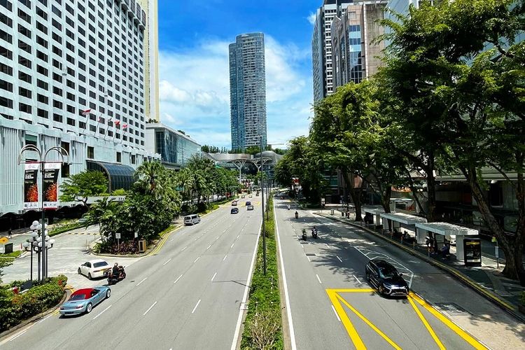 Jalan raya Scotts Road di kawasan surga belanja Orchard Road, Singapura terlihat sepi dari lalu lalang kendaraan pada hari pertama pemberlakuan lockdown parsial mulai 16 Mei hingga 13 Juni 2021