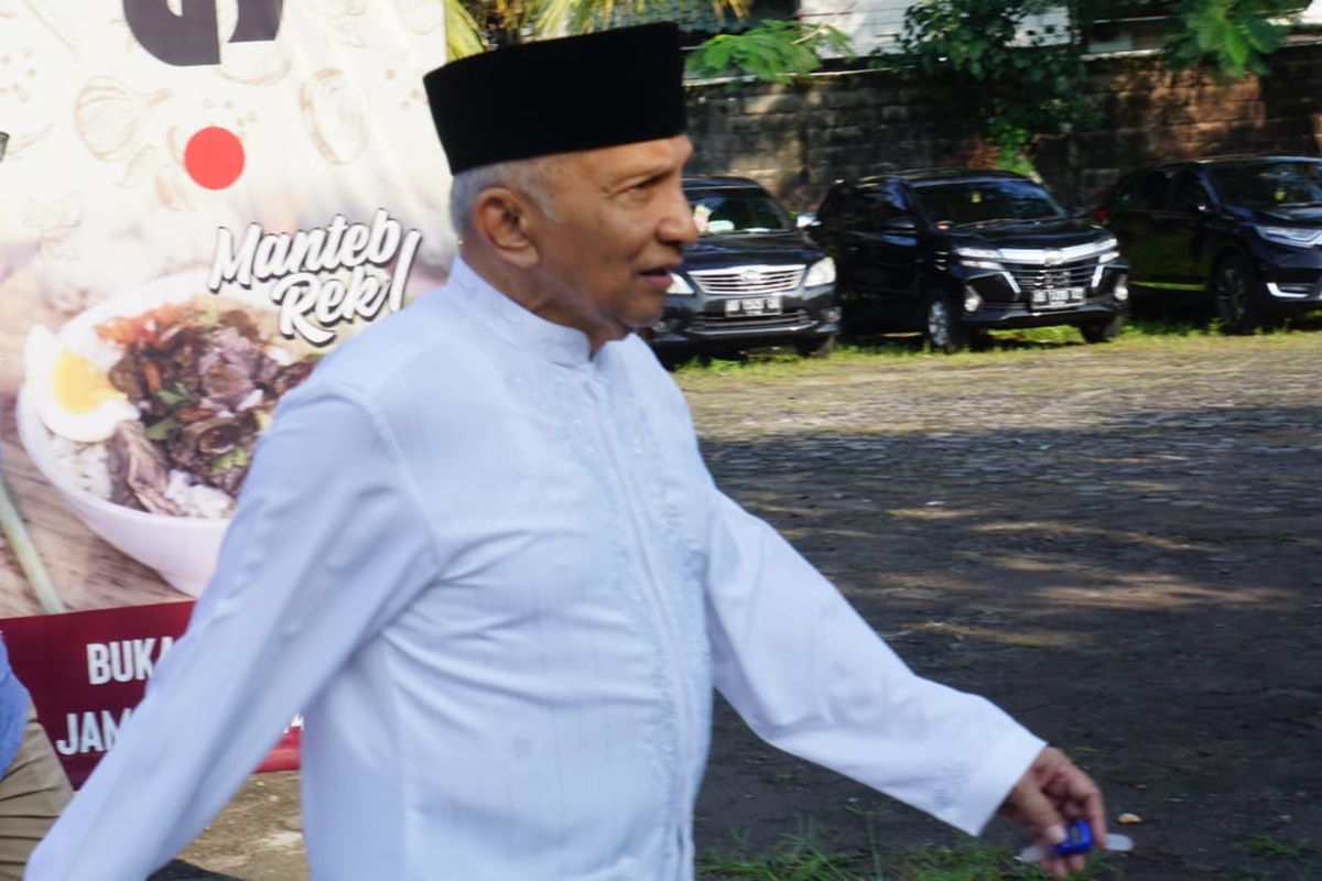 Sekitar pukul 07.30, Ketua Dewan Kehormatan PAN Amien Rais terlihat mulai datang ke TPS 123, di Kecamatan Depok, Daerah Istimewa Yogyakarta, Rabu (17/4/2019). Ia tiba dengan berjalan kaki dari rumahnya.