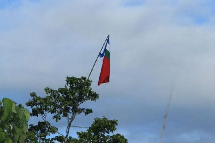 Bendera Republik Maluku Selatan dikibarkan orang tak dikenal di kawasan Halong, Kota Ambon, Maluku, Senin (25/4/2016). Pengibaran itu diduga terkait HUT RMS yang diperingati setiap 25 April.