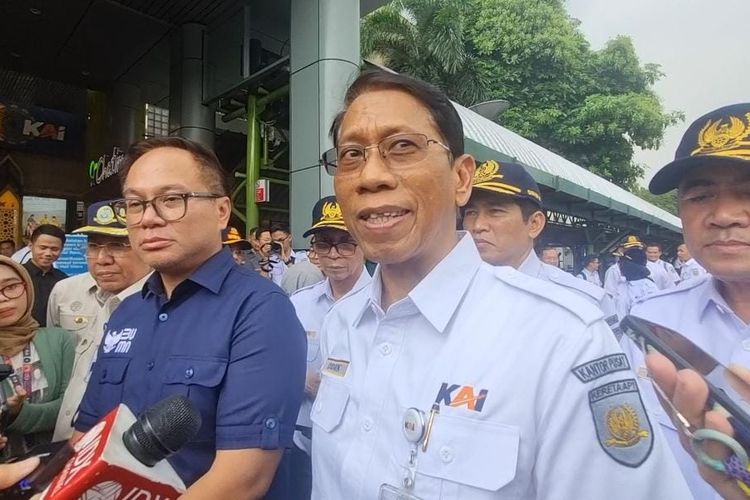 Direktur Utama PT Kereta Api Indonesia (Persero) Didiek Hartantyo saat ditemui di Stasiun Gambir, Jumat (5/4/2024)..