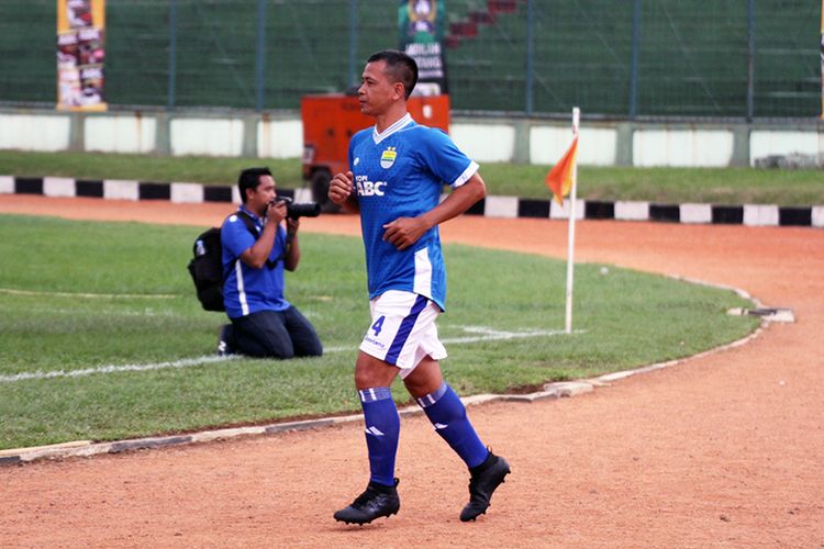 Mantan kapten Persib Bandung, Dadang Hidayat, saat tampil dalam laga persahabatan legenda Persib di Stadion Siliwangi, Kota Bandung, beberapa waktu lalu. 