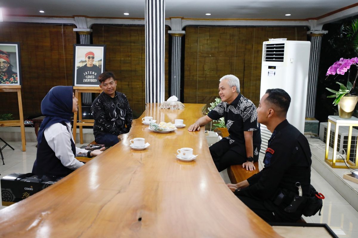 Gubernur Jawa Tengah (Jateng) Ganjar Pranowo saat menerima para alumni Sekolah Menengah Kejuruan Negeri (SMKN) Jateng, yakni Dhimas Taufiq Widyanto, Rafli Saputro, dan Nanda Fatih Rizki Nasirudin. 