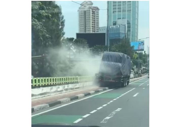 Pagi Menegangkan di Slipi Jakbar, Truk Rem Blong dan Pecah Ban Nyaris Tabrak Kendaraan