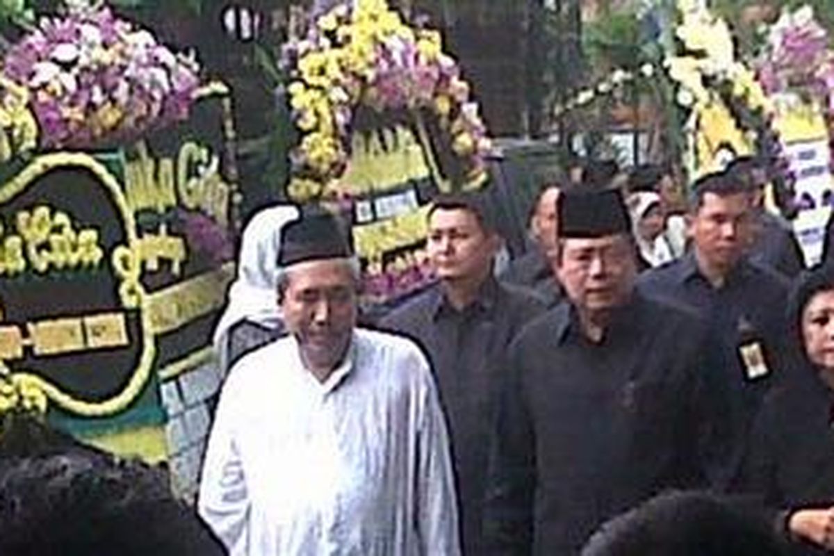 Presiden Susilo Bambang Yudhoyono dan Ibu Negara Ani Yudhoyono melayat di kediaman mendiang Wakil Menteri Energi dan Sumber Daya Mineral Widjajono Partowidagdo, Minggu (22/4/2012) 