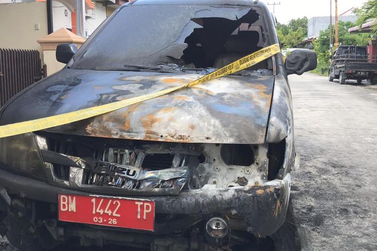 Mobil dinas pejabat Lapas Pekanbaru yang dibakar OTK, Kamis (20/1/2022).