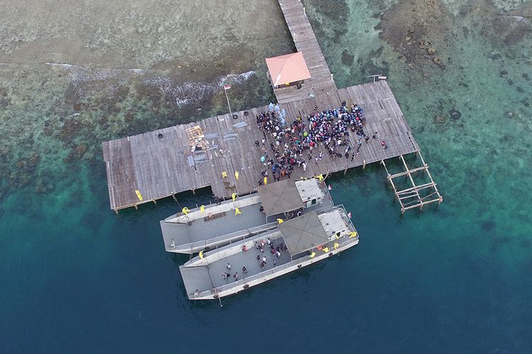 Foto aerial WNI ABK World Dream berjalan setibanya di Pulau Sebaru Kecil untuk menjalani observasi di Kepulauan Seribu, Jakarta, Jumat (28/2/2020). Selanjutnya, para WNI itu akan melanjutkan 14 hari masa observasi usai dipulangkan dari Hong Kong akibat mewabahnya virus corona (Covid-19).