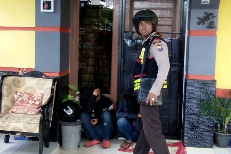 Dua remaja di Kabupaten Gowa, Sulawesi Selatan tengah diamankan polisi dari amukan warga setelah kepergok membobol rumah milil warga. Rabu, (1/3/2017).