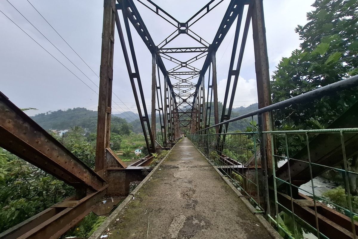 Sejumlah warga di Desa Ciluncat, Kecamatan Cangkuang dan Desa Soreang, Kabupaten Bandung, Jawa Barat yang membangun rumah di atas rel kereta api Bandung-Ciwidey, Sabtu (19/4/2025)