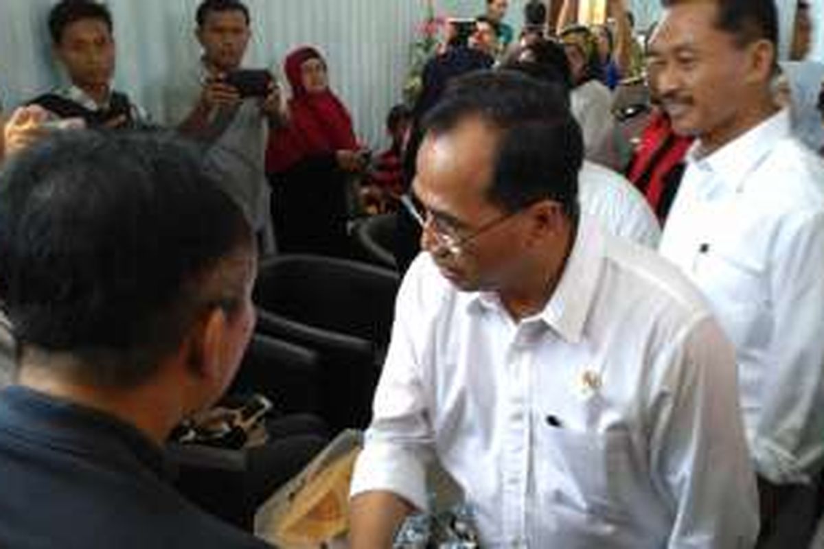 Menteri Perhubungan Budi Karya Sumadi menyapa anggota keluarga korban kapal Zahro Express di Rumah Sakit Polri, Jakarta Timur, Senin (2/1/2017). Menhub menyampaikan duka cita bagi keluarga yang ditinggalkan dan berjanji mengusut kasus kebakaran kapal Zahro Express yang terjadi di tengah laut, Minggu (1/1/2017).