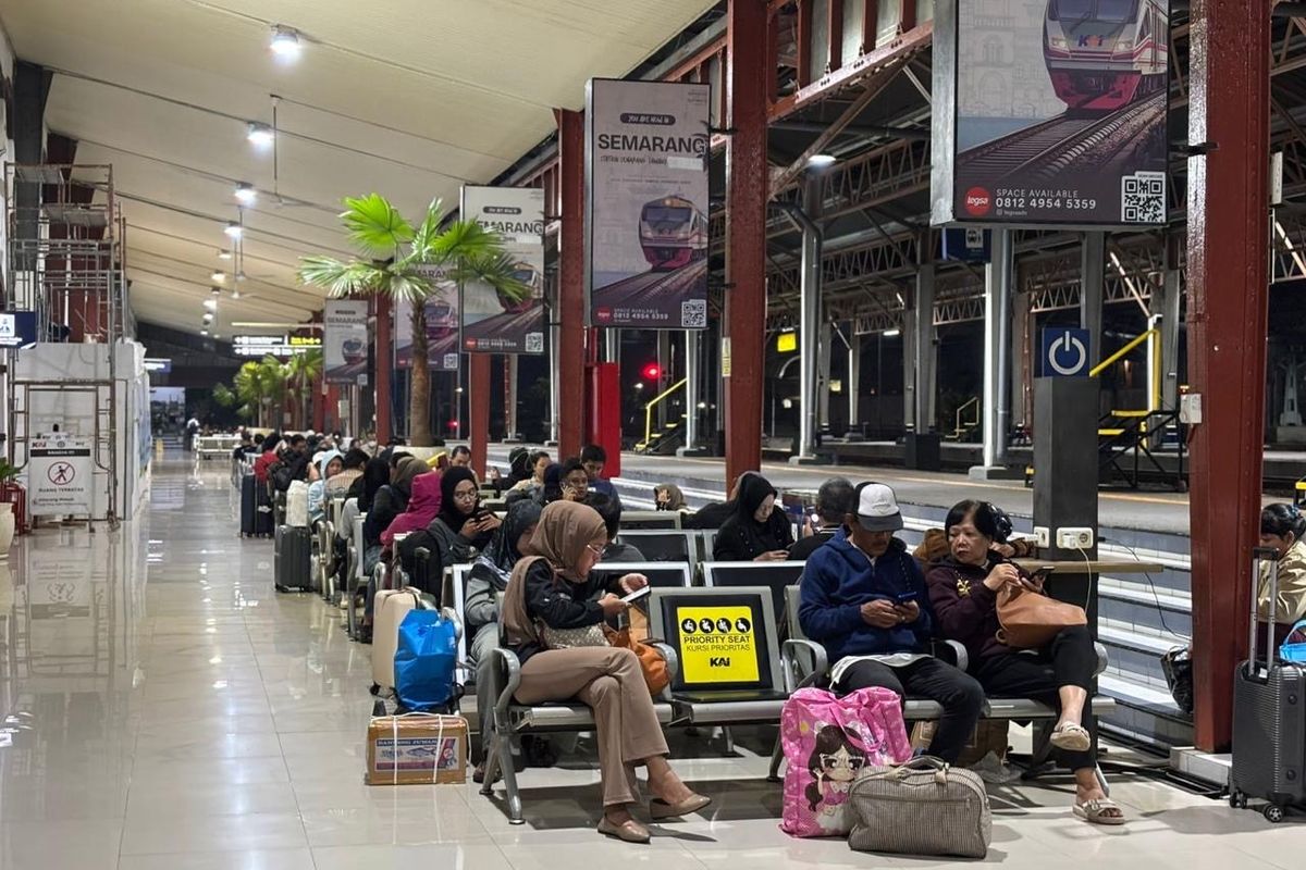 Penumpang KA antarkota mengalami keterlambatan perjalanan akibat banjir di Jalur Pantura Jawa Tengah. (Dok. PT KAI)