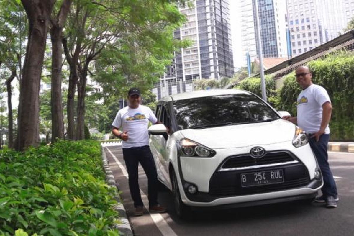 Dua peserta Sunday Test Drive, yang ikut menjajal mobil 7-penumpang Toyota Sienta, Minggu (12/3/2017).