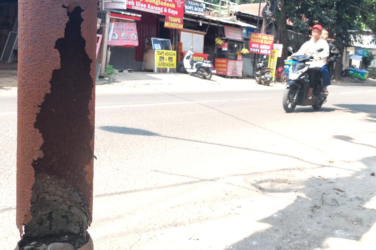 Penampakan tulang keropos di Jalan Kalimulya, Cilodong, Kota Depok, Senin (27/5/2024).