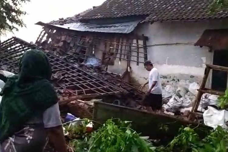 Kondisi rumah warga Desa Patemon Kecamatan Pakusari yang ambruk karena hujan disertai angin kencang pada Kamis (23/12/2021)