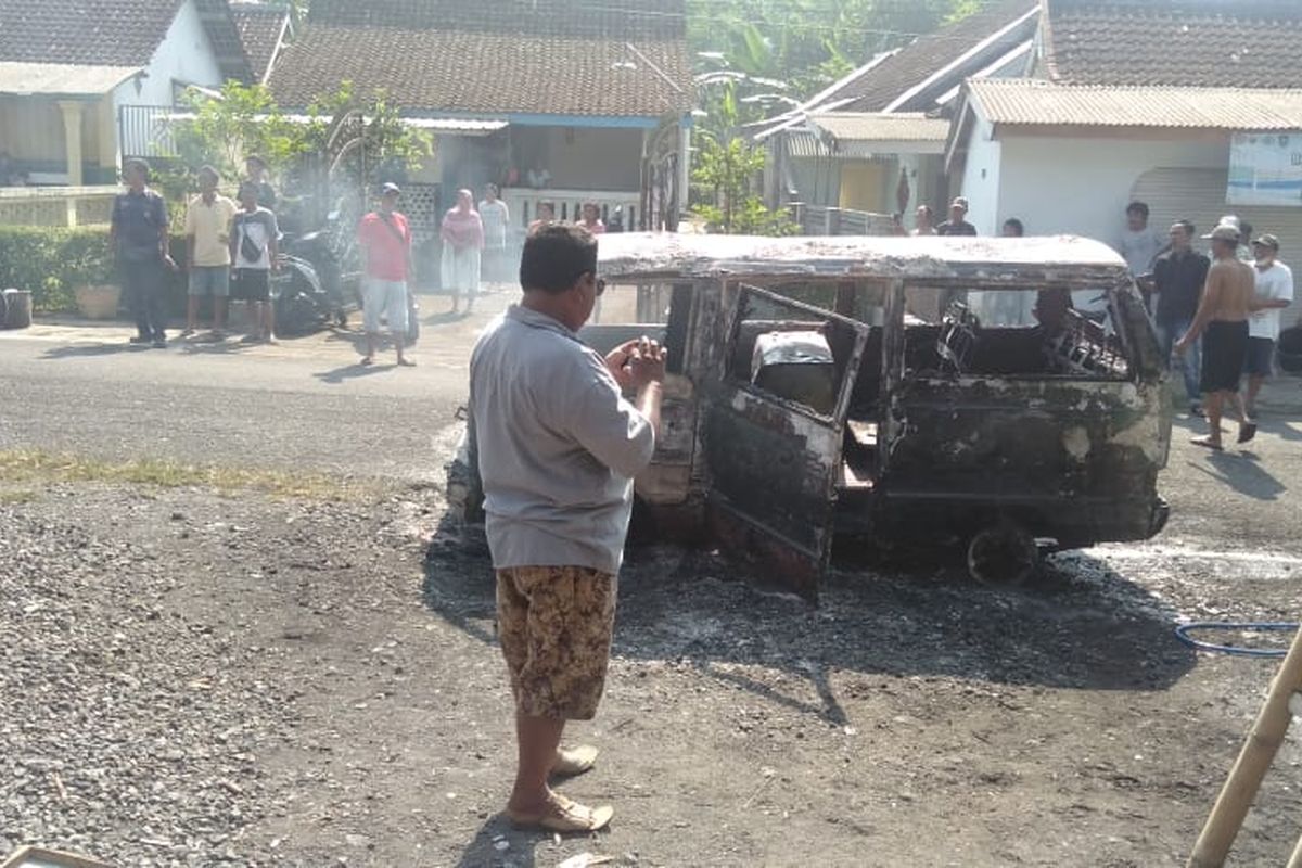 Sebuah mobil carry terbakar di jalan jatisari, Kecamatan Tempeh, Kabupaten Lumajang, Rabu (8/6/2022)