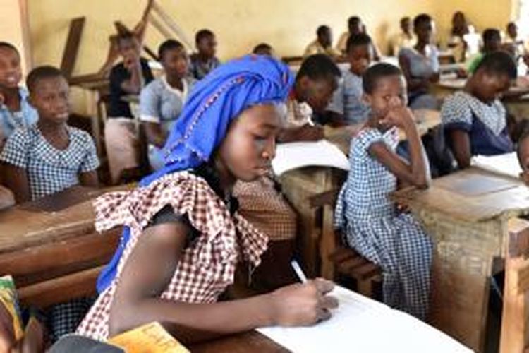 Foto ini menampilkan suasana di sebuah sekolah dasar di kota Bouaka, Pantai Gading, tempat sebuah rencana pernikahan dini digagalkan. Pantai Gading adalah salah satu negara di dunia dengan tingkat pernikahan dini yang tinggi.