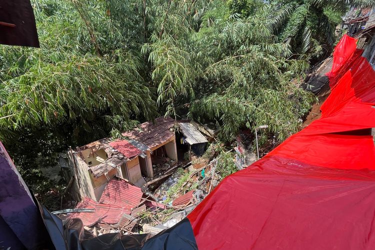 Jalan Kampung Kebon Manggis Bogor Longsor, 6 Bangunan Terancam Ambruk 
