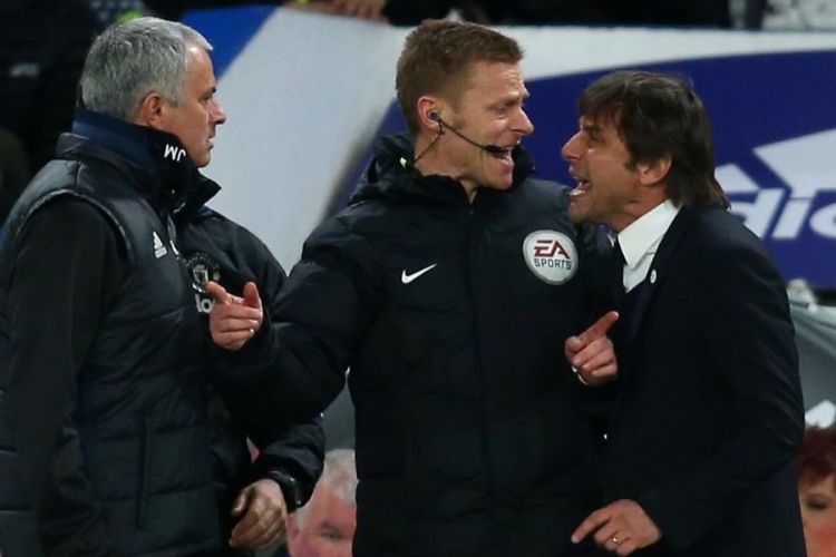 Manajer Manchester United, Jose Mourinho (kiri), saat beradu argumen dengan pelatih Chelsea, Antonio Conte.